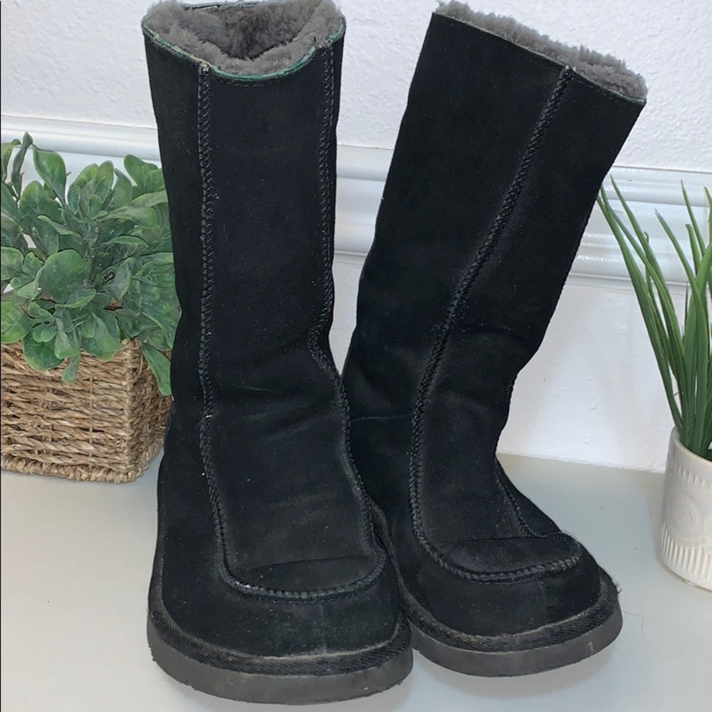 Tall black Ugg’s. Kept those feet warm with these boots.